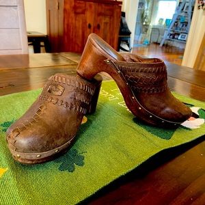 Woman’s Ugg Clogs, Size 6.5